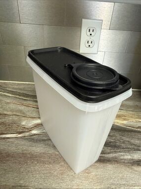 FLAW Tupperware Cereal Storer